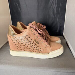 GUESS Women's Size 9.5 FLOWURS7 Pink Rose Gold Hidden Wedge Sneakers